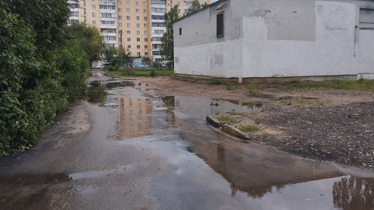 Двор в Твери почти две недели заливает водой из колодцев - новости ТИА