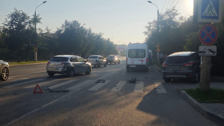 В Твери в Citroen въехали, когда он пропускал пешехода - новости ТИА