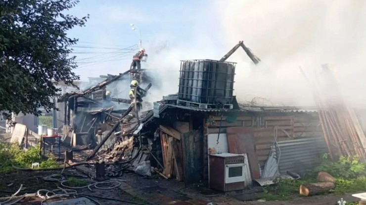 В Калининском округе из-за неисправной проводки сгорел дом - новости ТИА