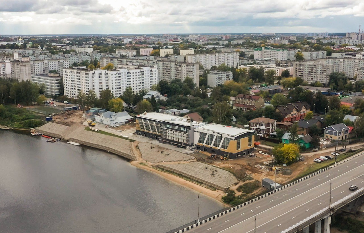 Строительство тверь. Гребная база Тверь на Тверце. Гребная база Тверь строительство. Тверь река Волга стадион. Гребная база Тверь на Тверце фото.