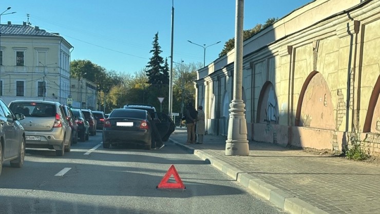 В центре Твери "паровоз" из трех машин заблокировал поворот - новости ТИА