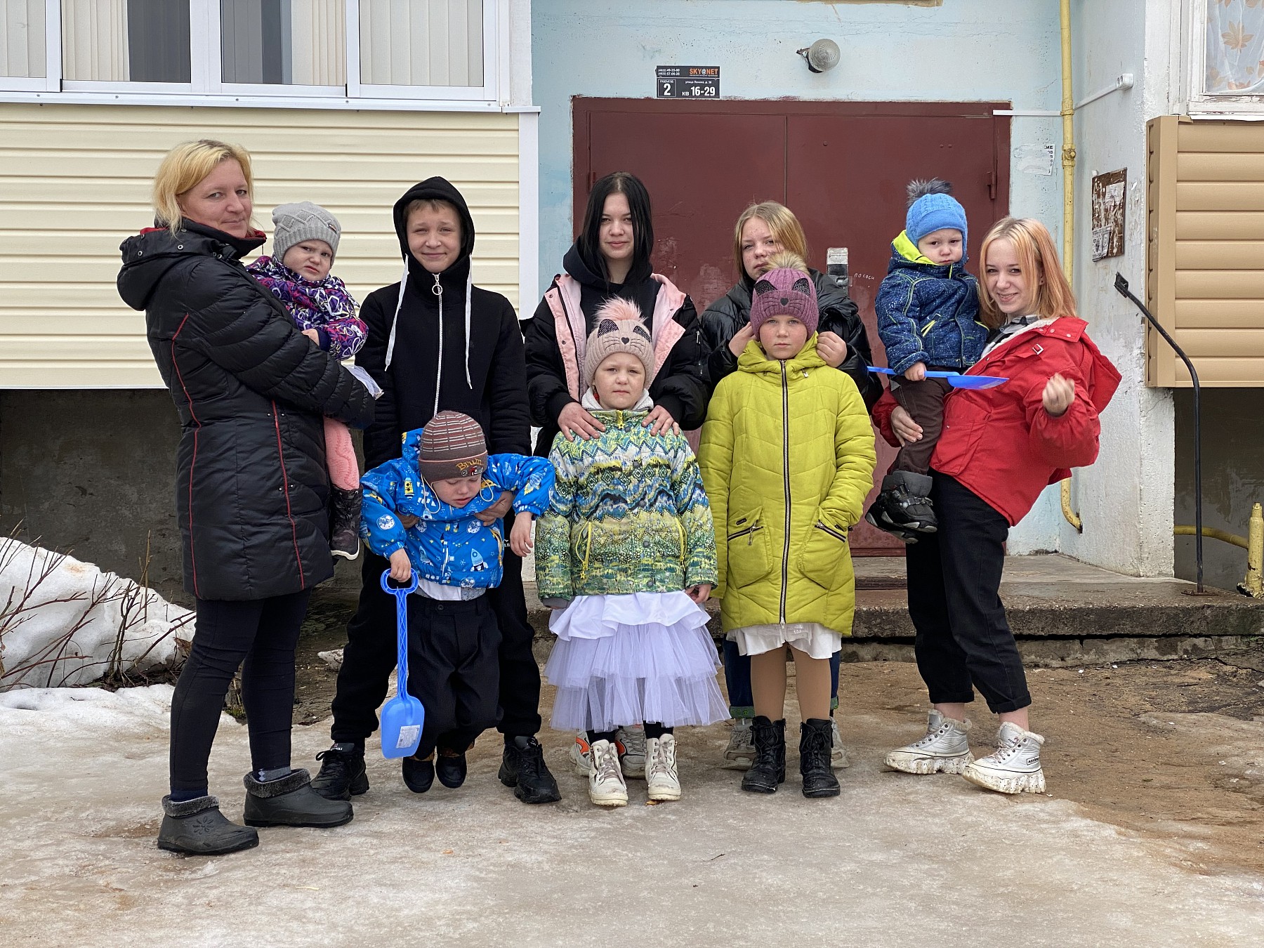 Семья с девятью детьми переехала из аварийного дома в три квартиры |  29.04.2022 | Тверь - БезФормата