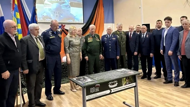 В тверской школе установили Парту Героя в честь летчика Александра Ахлюстина - новости ТИА