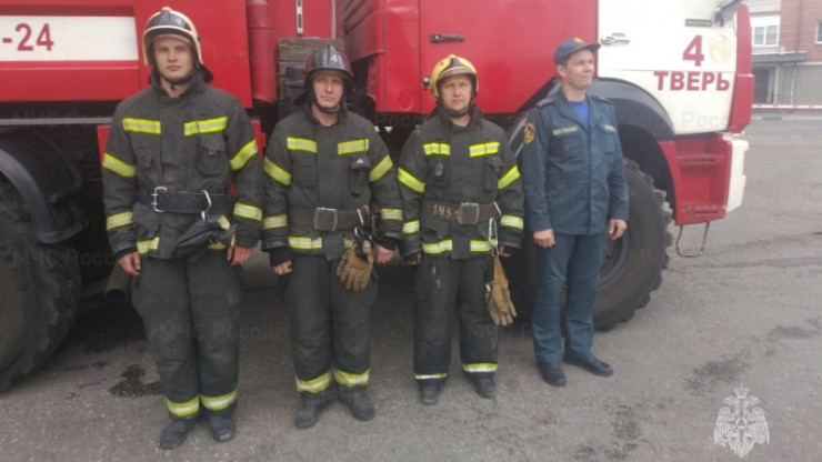 В Твери пожарные вывели из огня трёх человек - новости ТИА