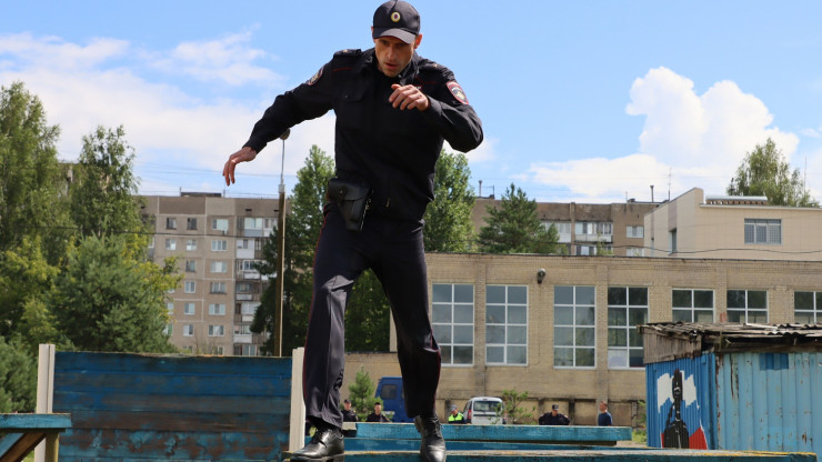 В Твери полицейские проходили полосу препятствий и стреляли из пистолета Макарова - новости ТИА