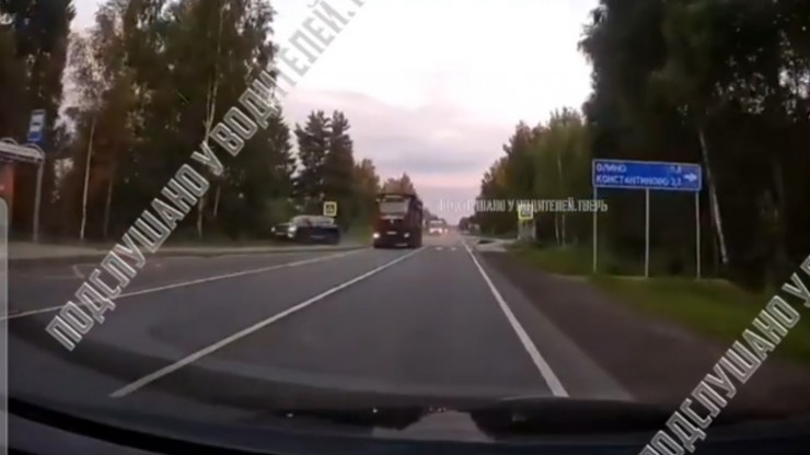 Момент съезда пенсионерки на "Хендай" с дороги в Тверской области попал на видео - новости ТИА