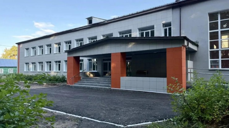 Королев поблагодарил Аршинову за неравнодушие в решении вопроса ремонта школы - новости ТИА
