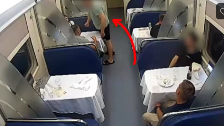 В Тверской области пьяный пассажир поезда избил попутчика и укусил электромеханика - новости ТИА