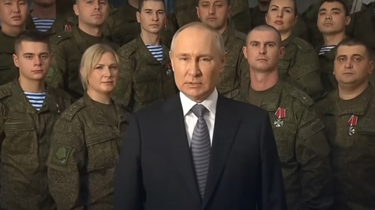 Путин выступил с новогодним обращением в окружении военнослужащих - новости ТИА