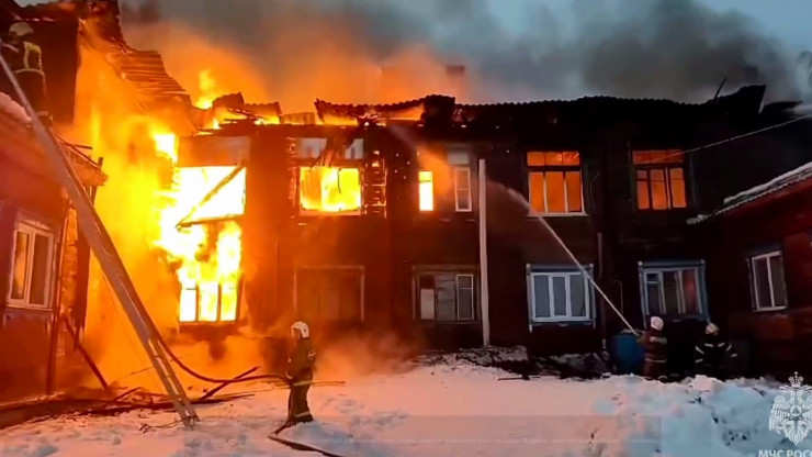 МЧС опубликовали видео пожара в многоквартирном доме - новости ТИА