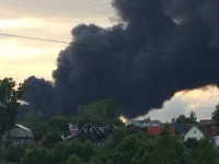 Огромный пожар на складах с пластиком затянул едким дымом Кимры - новости ТИА