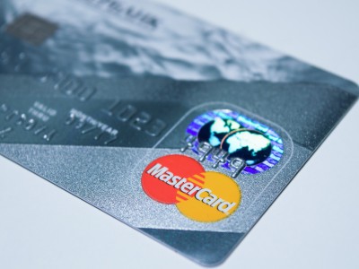 Женщина оформила кредитную карту на чужое имя и оплатила свой кредит - Новости ТИА