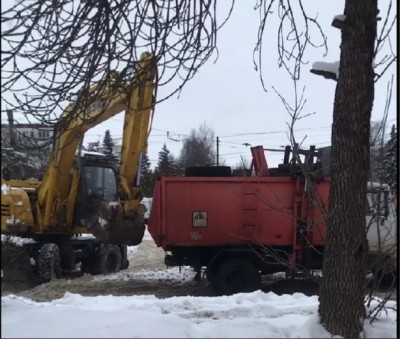 В Твери экскаватор помогал застрявшему в снежной каше мусоровозу - новости ТИА