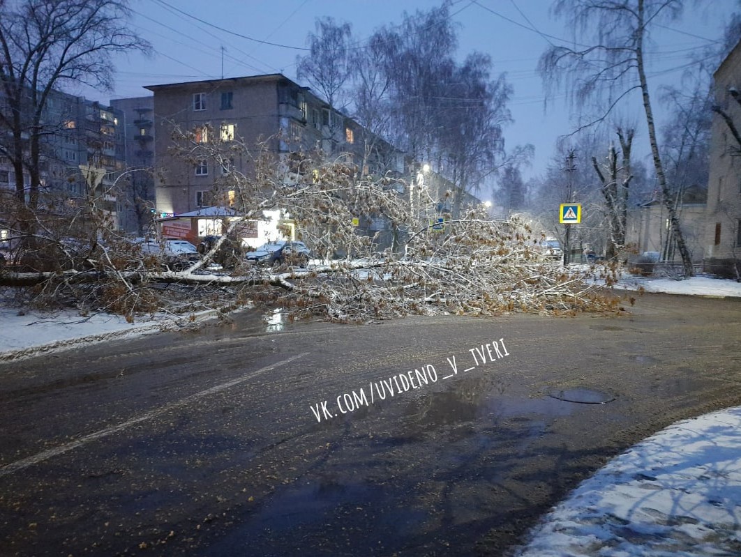 На ребенка упала тумба