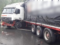 В Тверской области большегруз врезался в дорожное ограждение, пострадал водитель - новости ТИА