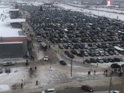 В Твери у гипермаркета "Глобус" парковка забита до отказа - Новости ТИА