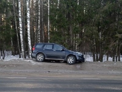 В Конаково автомобиль опрокинулся после наезда на снежный вал - Новости ТИА