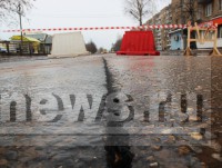 На Соминке вода проломила асфальт и потекла рекой по улице - Новости ТИА