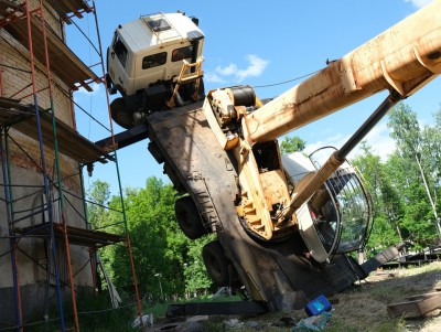 На стройплощадке в Тверской области кран встал на дыбы и рухнул на храм  - Новости ТИА