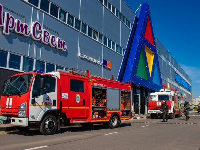 В крупном торговом центре Твери пожарные учились тушить огонь - Новости ТИА