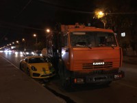 В Твери столкнулись мусоровоз и спорткар Porsche - Новости ТИА