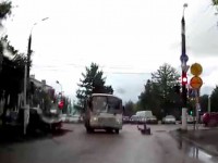 Появилось видео, как в Твери маршрутка сбивает пешехода - Новости ТИА