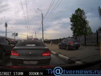 Госавтоинспекция наказала водителя автомобиля «Хенде», объехавшего пробку по тротуару - Новости ТИА