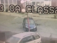 В Вышнем Волочке разыскивают водителя, который снёс столб у торгового центра - новости ТИА