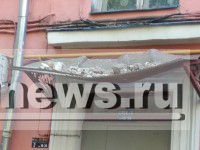 В историческом центре Твери часть карниза жилого дома обрушилась на машины - Новости ТИА