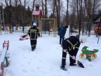 В Тверской области пожарные расчищают дворы социальных учреждений - Новости ТИА