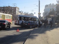 В Твери утром 17 марта столкнулись маршрутка и легковой "Хендэ" - Новости ТИА