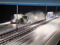 Опубликовано видео жуткого столкновения трёх большегрузов на трассе М-11 - новости ТИА