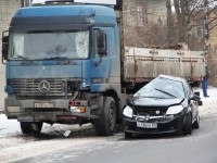В Твери водитель легкового автомобиля потерял управление и врезался во встречный грузовик - Новости ТИА