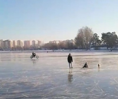 В Тверской области экстремал прокатился по льду реки на мотоцикле - новости ТИА