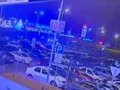 В Твери на парковке у ТЦ "Глобус" подростки бросаются под автомобили - Новости ТИА