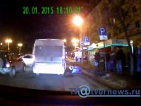 ДТП в Твери, в котором женщина выпала из маршрутки, попало в объектив видеорегистратора - Новости ТИА