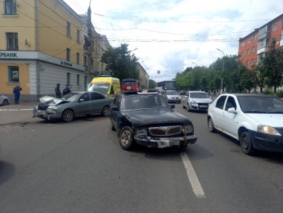 Два водителя пострадали в ДТП из-за нарушения разметки в Твери - Новости ТИА