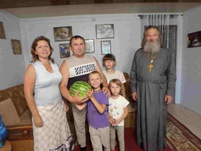 Тверские священники раздают нуждающимся продукты, лекарства и даже телят   - Новости ТИА