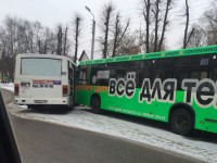 В Твери маршрутка врезалась в автобус, пострадал один человек - Новости ТИА