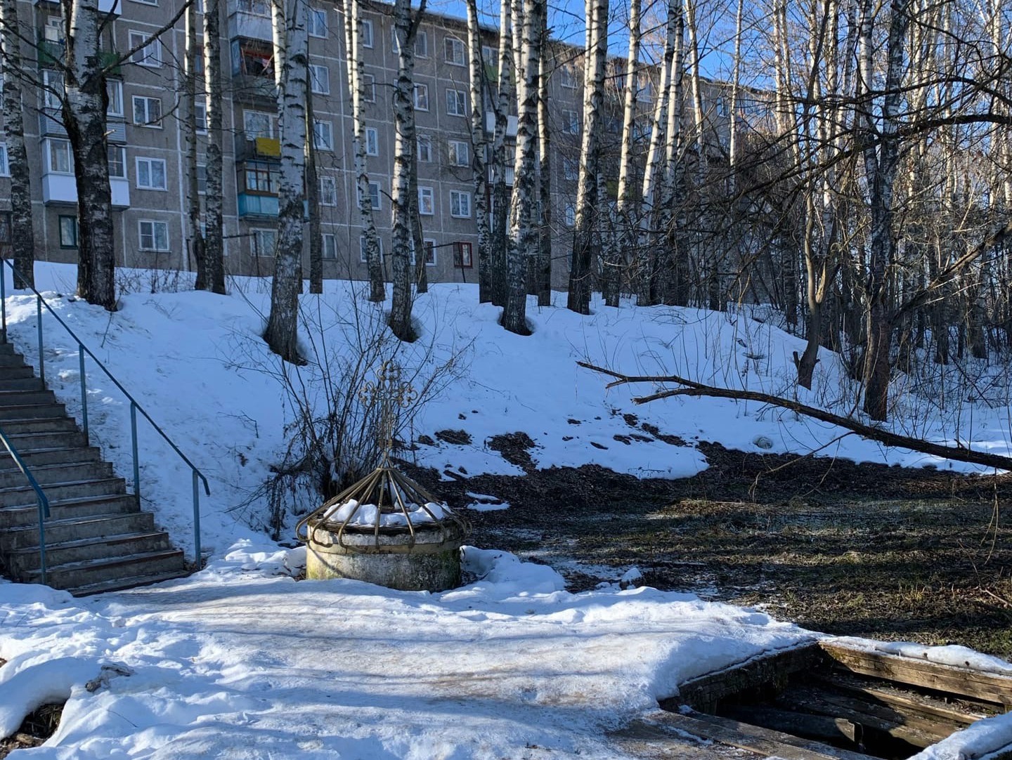 В Бежецке рядом с многоквартирным домом бьёт родник - ТИА