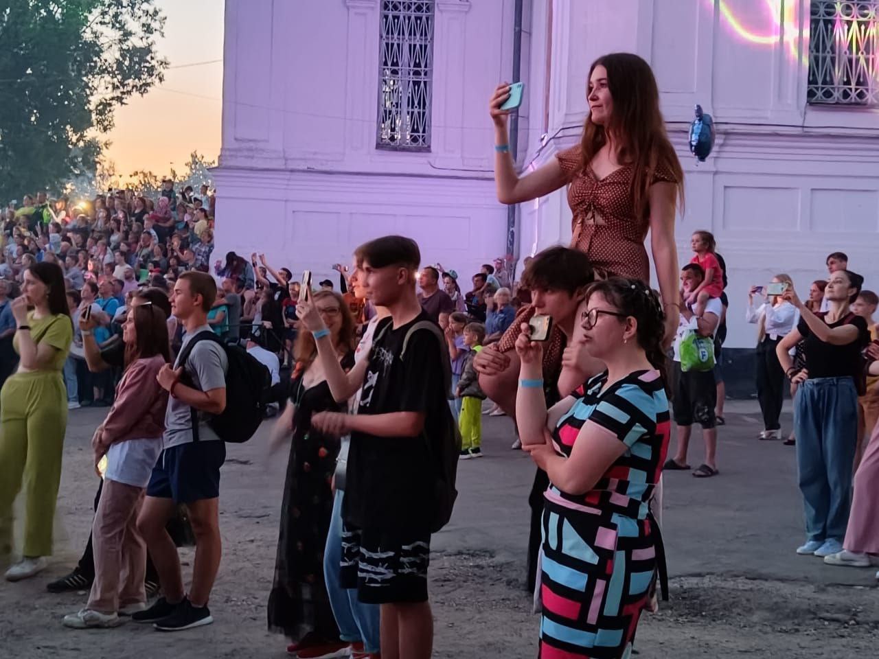 В Вышнем Волочке праздник для выпускников завершился световым шоу на