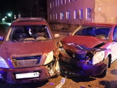 В Тверской области столкнулись две машины, есть пострадавший - новости ТИА