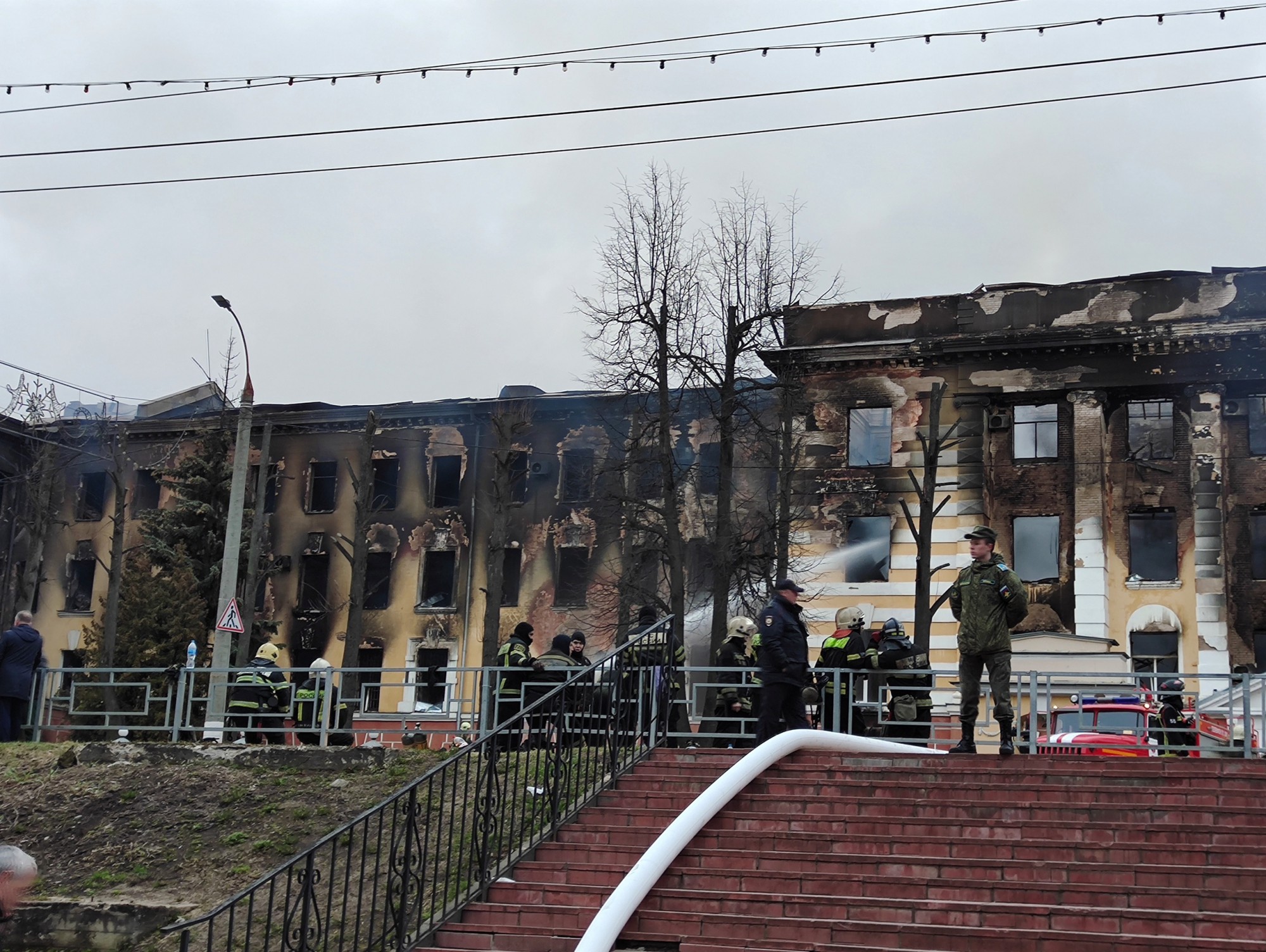 Рассказы очевидцев о пожаре в Твери: люди не знали и оставались внутри НИИ  - ТИА