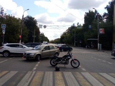 В Твери столкнулись автомобиль и мотоцикл - новости ТИА