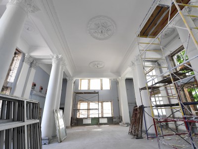 В новом Дворце бракосочетания ремонтируют фасад и восстанавливают лепнину  - Новости ТИА