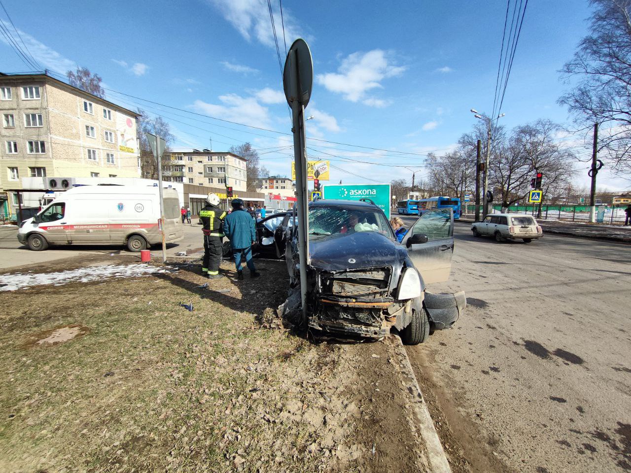 В Твери автомобиль после столкновения с другим авто протаранил столб |  01.04.2022 | Тверь - БезФормата