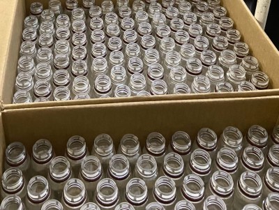 Сотни бутылочек с крещенской водой передали в больницы Твери - Новости ТИА