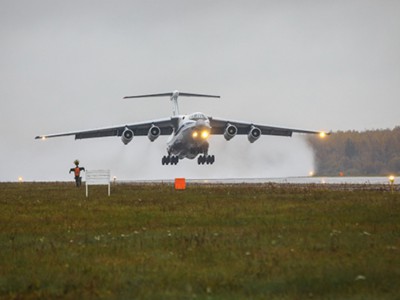 Тверские летчики отрабатывали полеты в сложных метеоусловиях на Ил-76 - Новости ТИА
