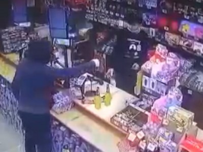 В Тверской области вооруженный мужчина ограбил магазин  - Новости ТИА