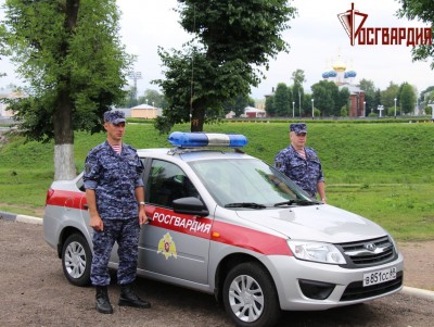 В Тверской области патруль вместе с потерпевшей разыскивали на улице воровок - Новости ТИА